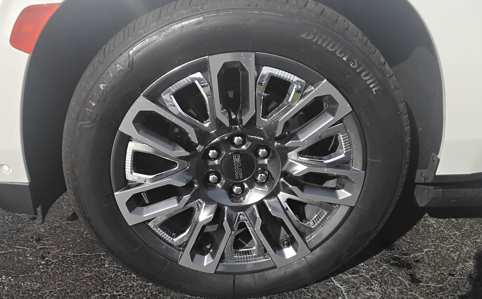 Used 2024 GMC Yukon Denali Ultimate image 11