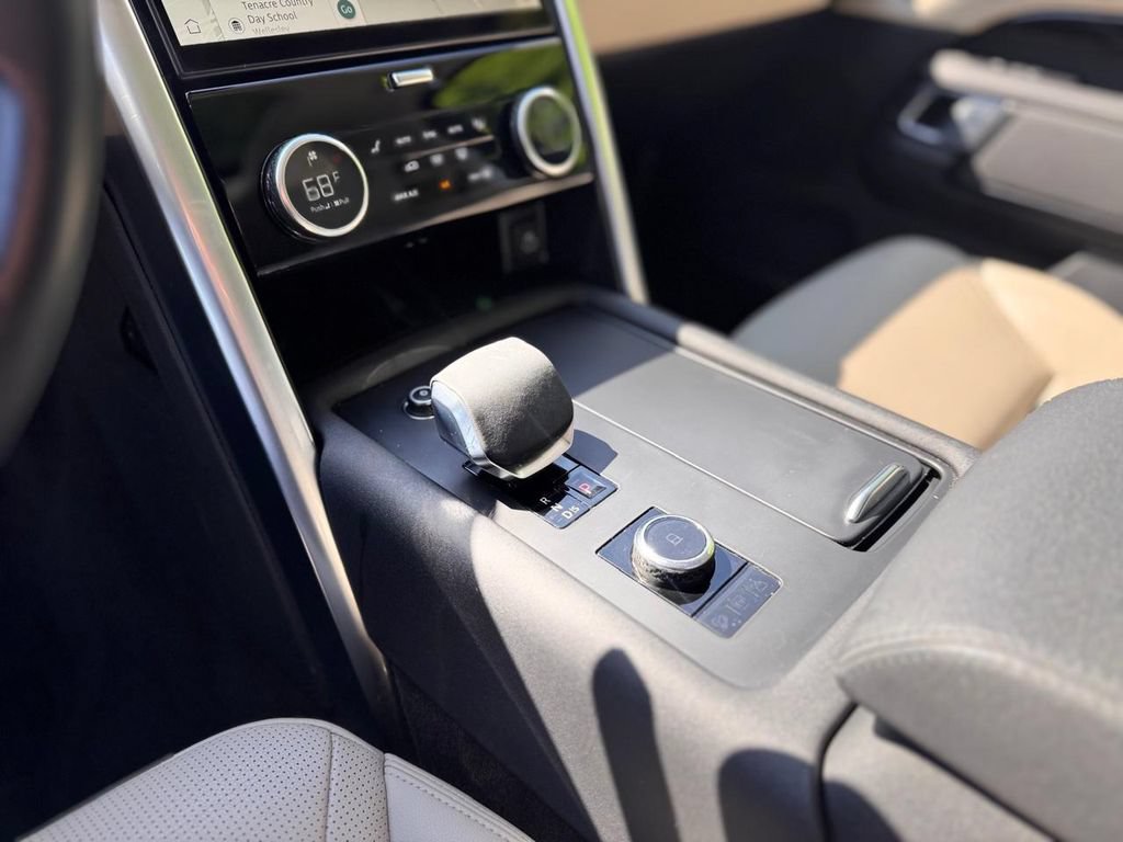 Used 2022 Land Rover Discovery S AWD/4WD image 16