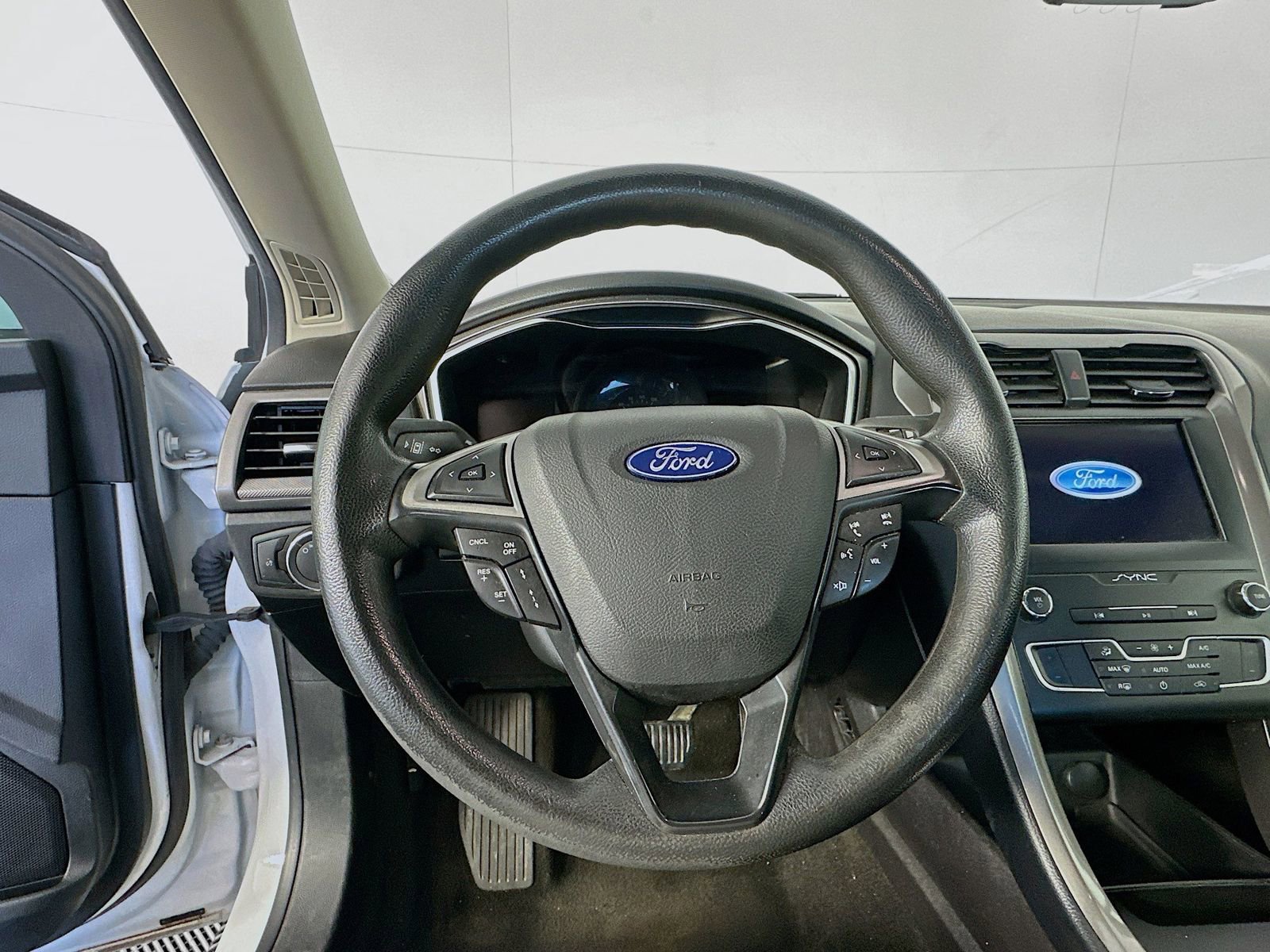 Used 2019 Ford Fusion SE FWD image 11