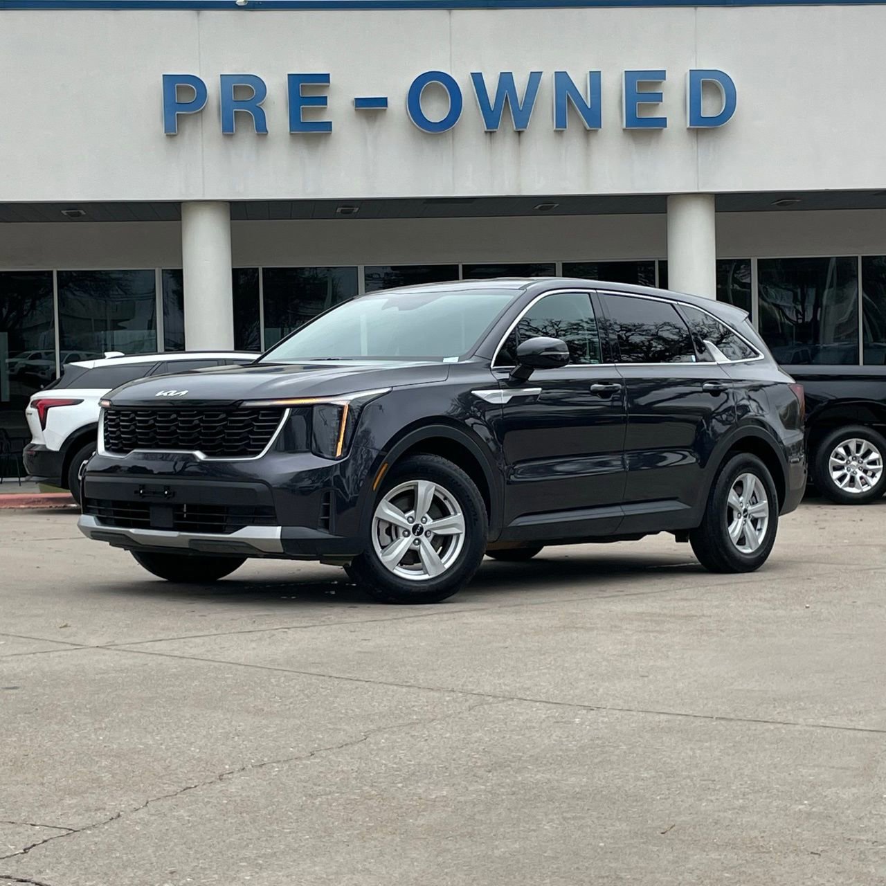 Used 2025 Kia Sorento LX image 2