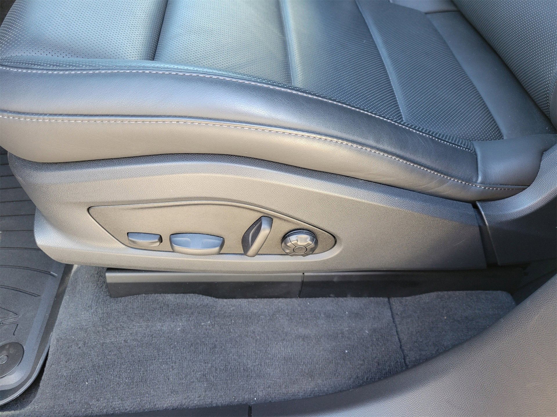 Certified 2024 Porsche Macan 4 Electric image 25