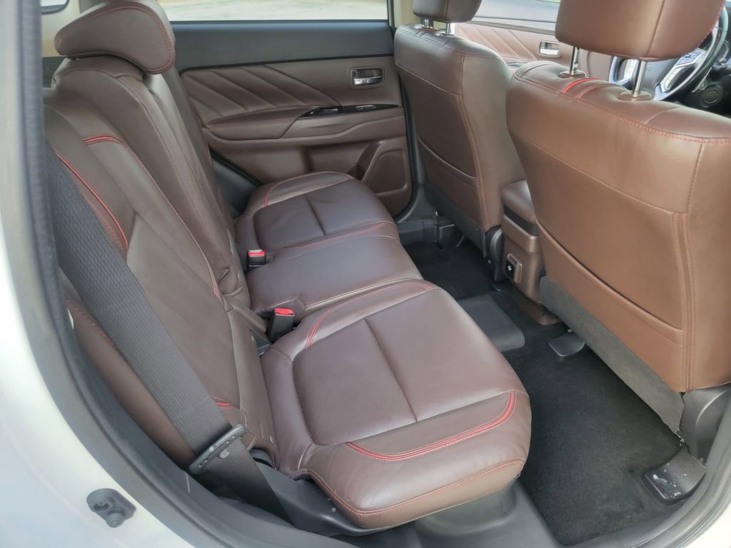 Used 2018 Mitsubishi Outlander 4WD Plug-In Hybrid image 13