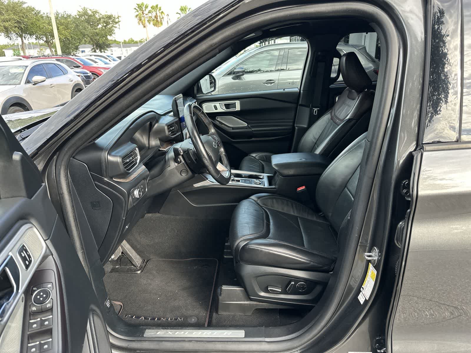Used 2020 Ford Explorer Platinum w/ Premium Technology Package AWD/4WD image 2