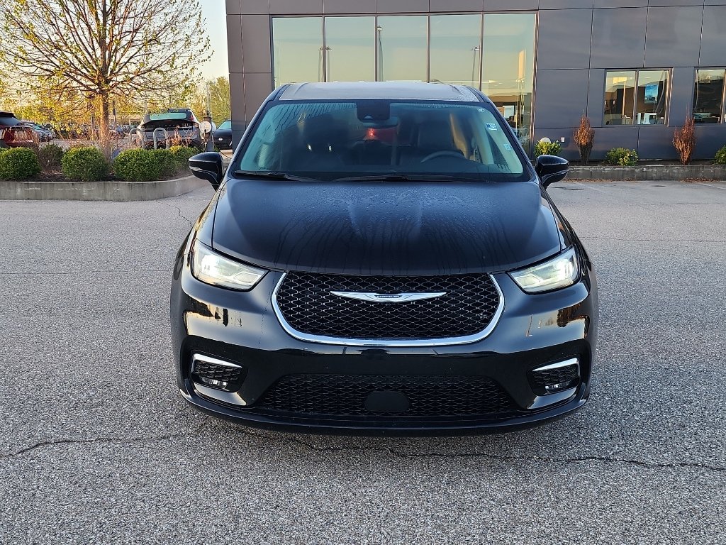 Used 2024 Chrysler Pacifica Touring-L FWD image 2