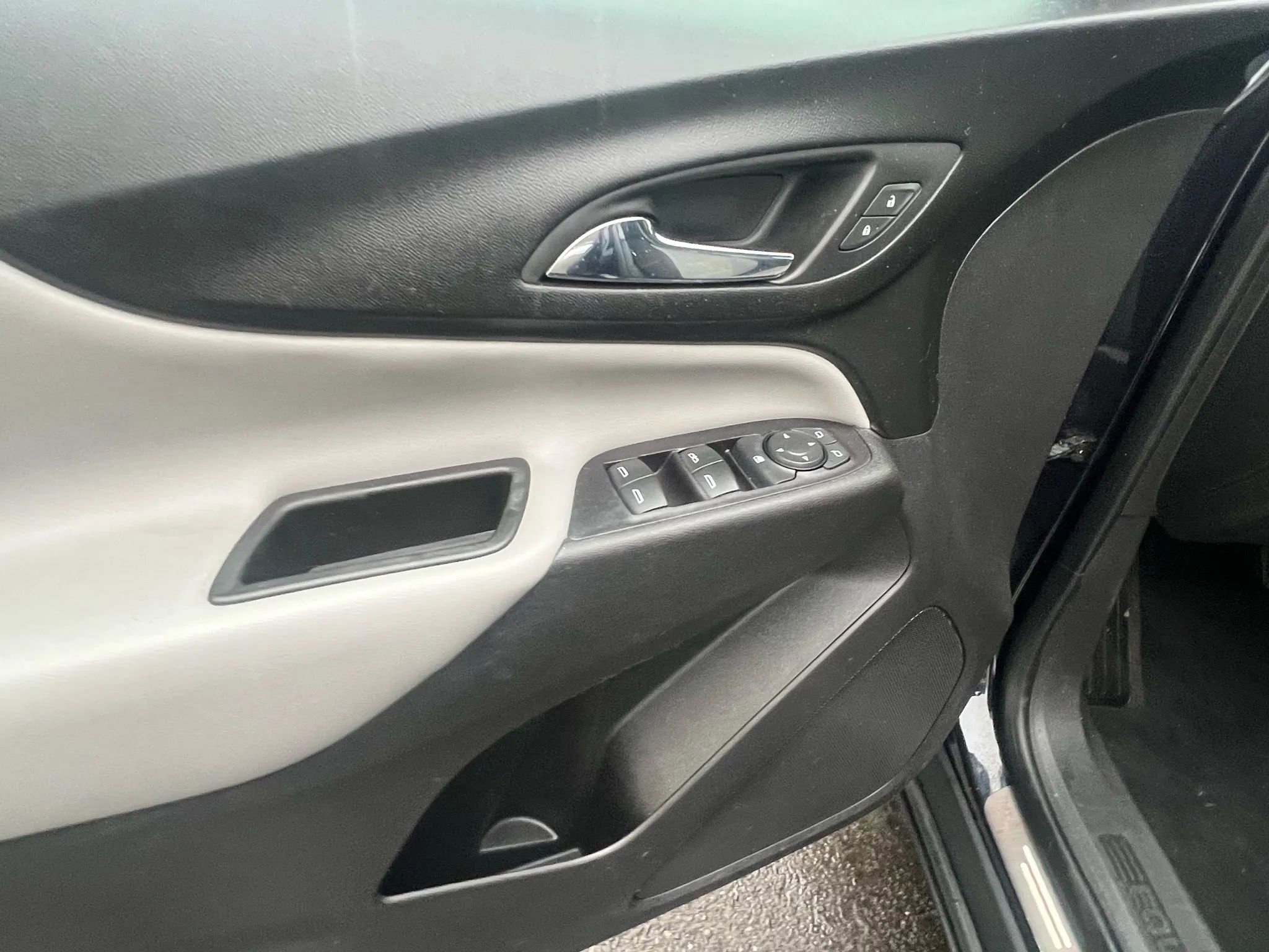 Used 2020 Chevrolet Equinox LS AWD/4WD image 23