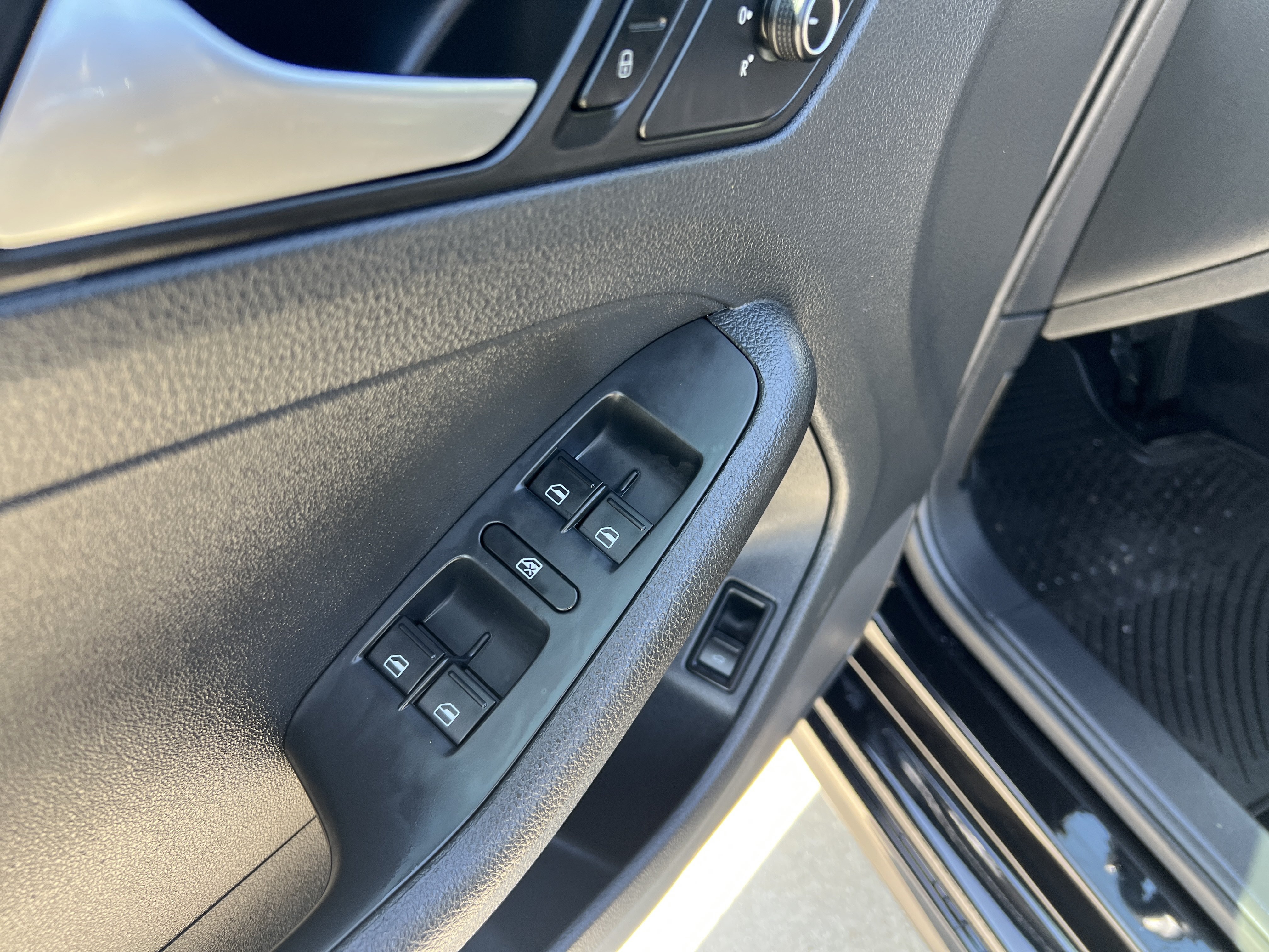 Used 2018 Volkswagen Jetta SEL FWD image 13