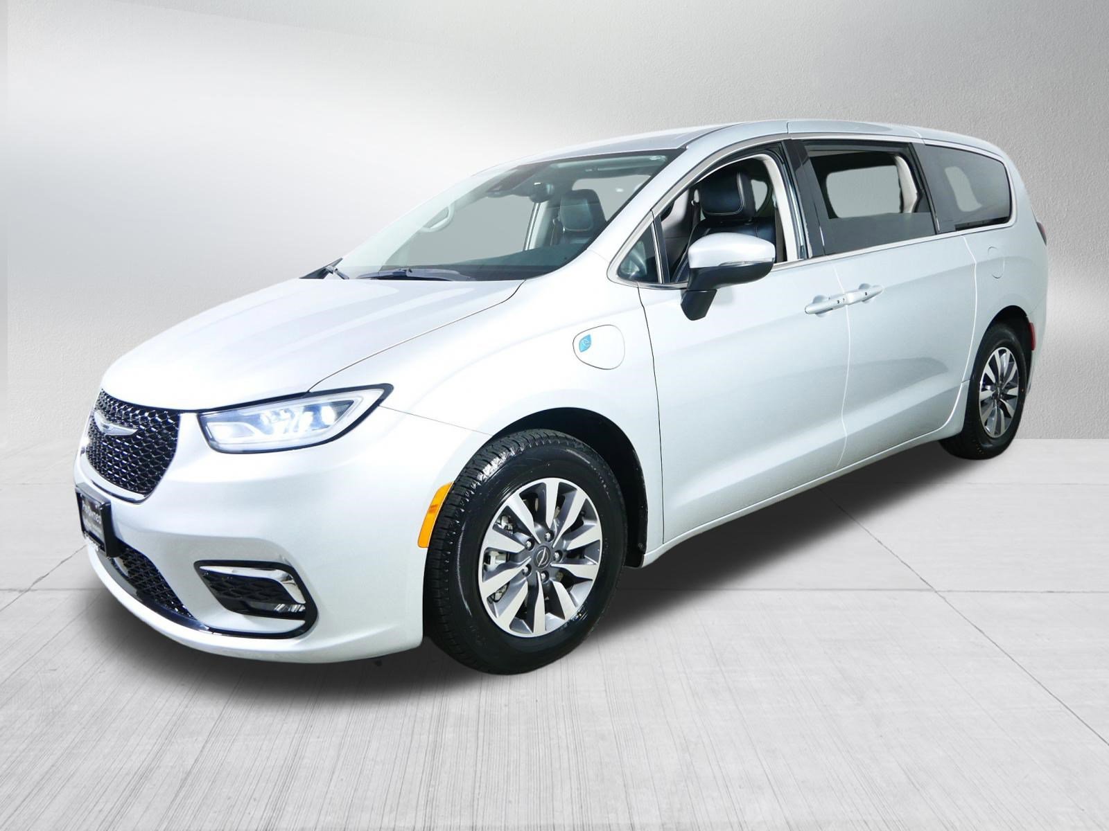 Used 2023 Chrysler Pacifica Touring-L image 3