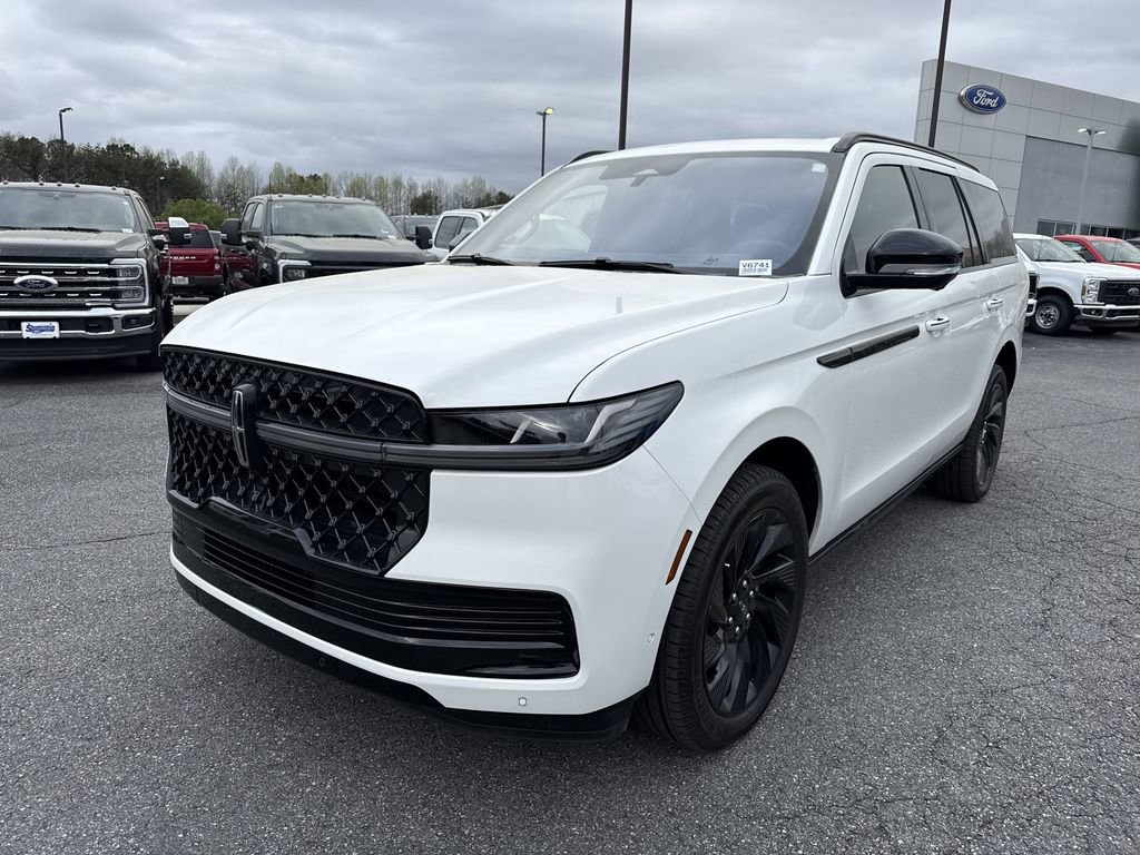 Used 2025 Lincoln Navigator Reserve w/ Jet Appearance Package image 3