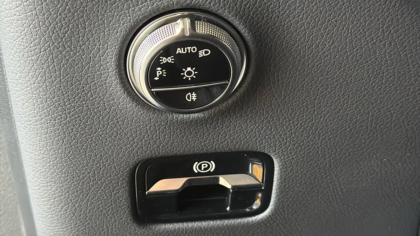 Used 2025 Mercedes-Benz GLC 300 4MATIC image 17