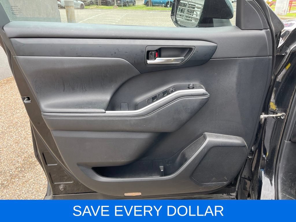 Used 2023 Toyota Highlander XLE FWD image 12