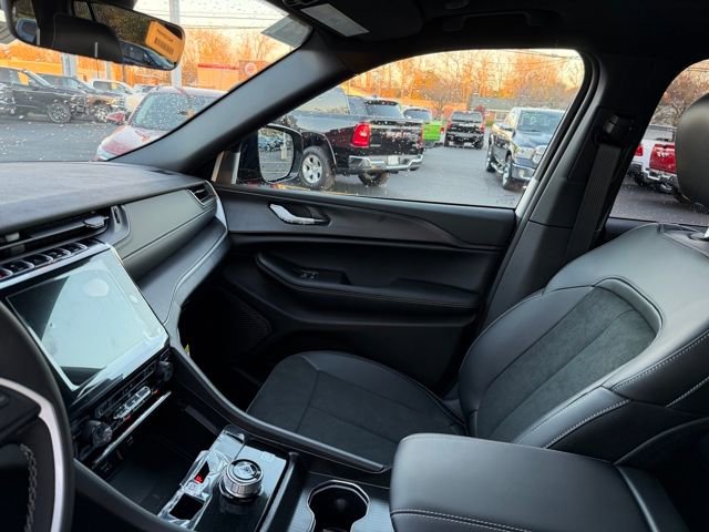 New 2025 Jeep Grand Cherokee Altitude image 31