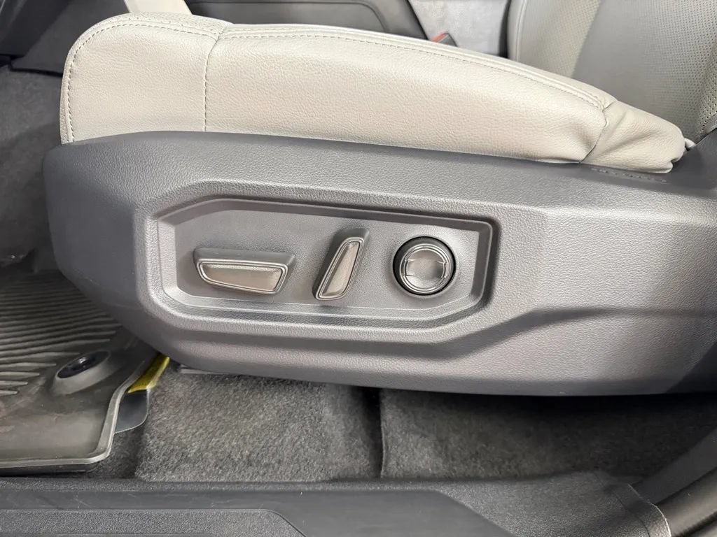 Used 2025 Toyota Tundra Limited AWD/4WD image 14