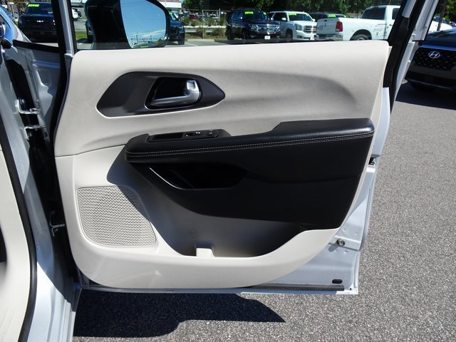 Used 2024 Chrysler Pacifica Touring-L image 17