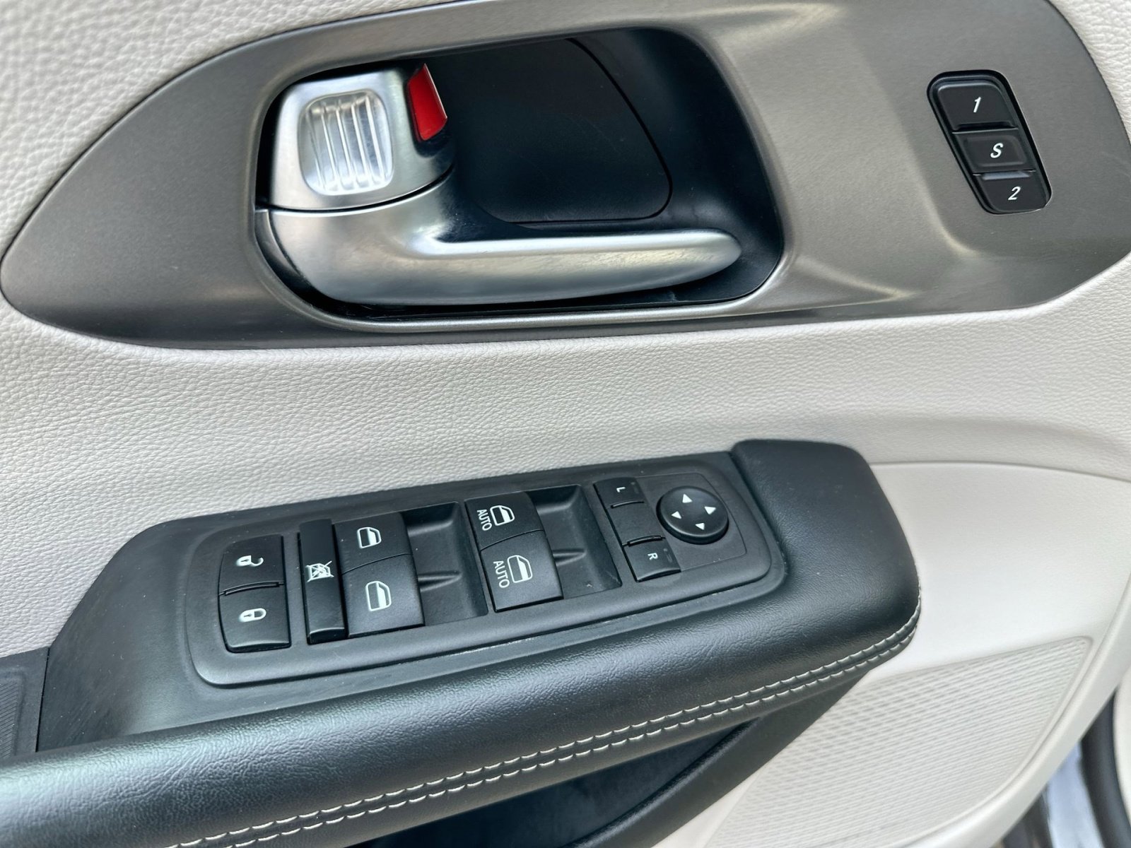 Used 2023 Chrysler Pacifica Touring-L image 15