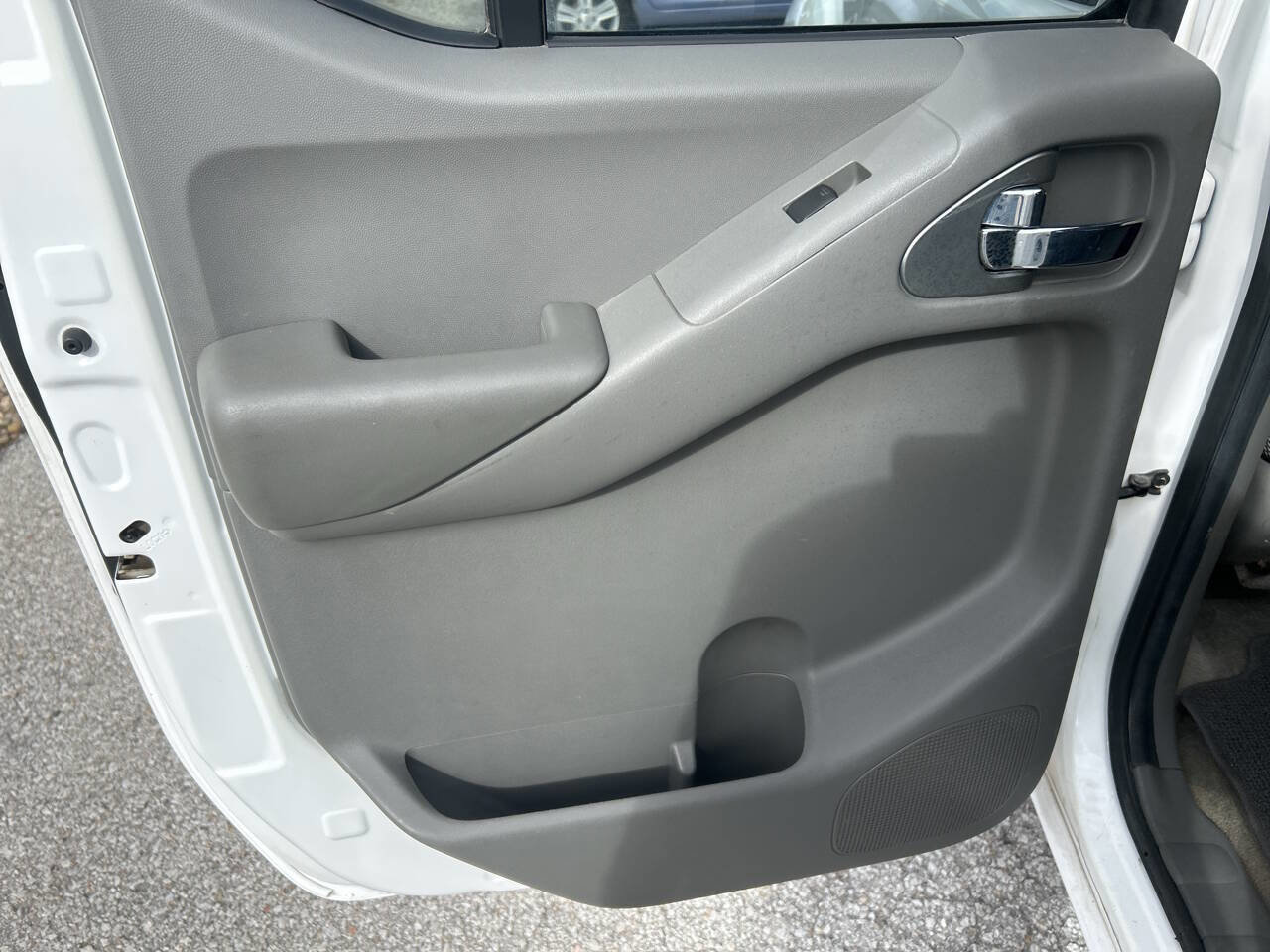 Used 2012 Nissan Frontier SV image 17