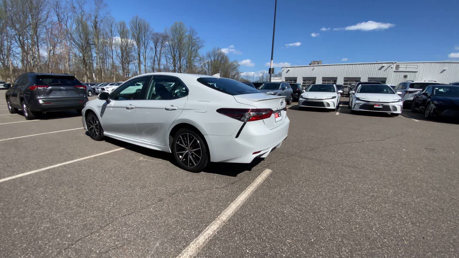 Used 2024 Toyota Camry SE FWD image 6
