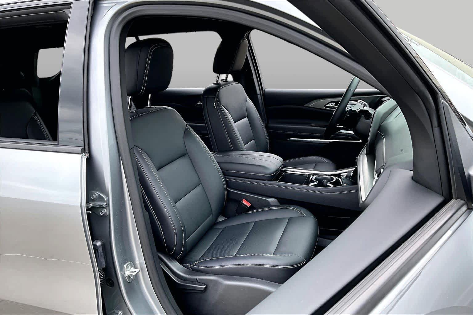 Used 2025 Chevrolet Traverse LT w/ Midnight/Sport Edition FWD image 9
