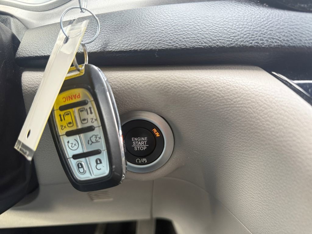 Used 2023 Chrysler Pacifica Touring-L image 30