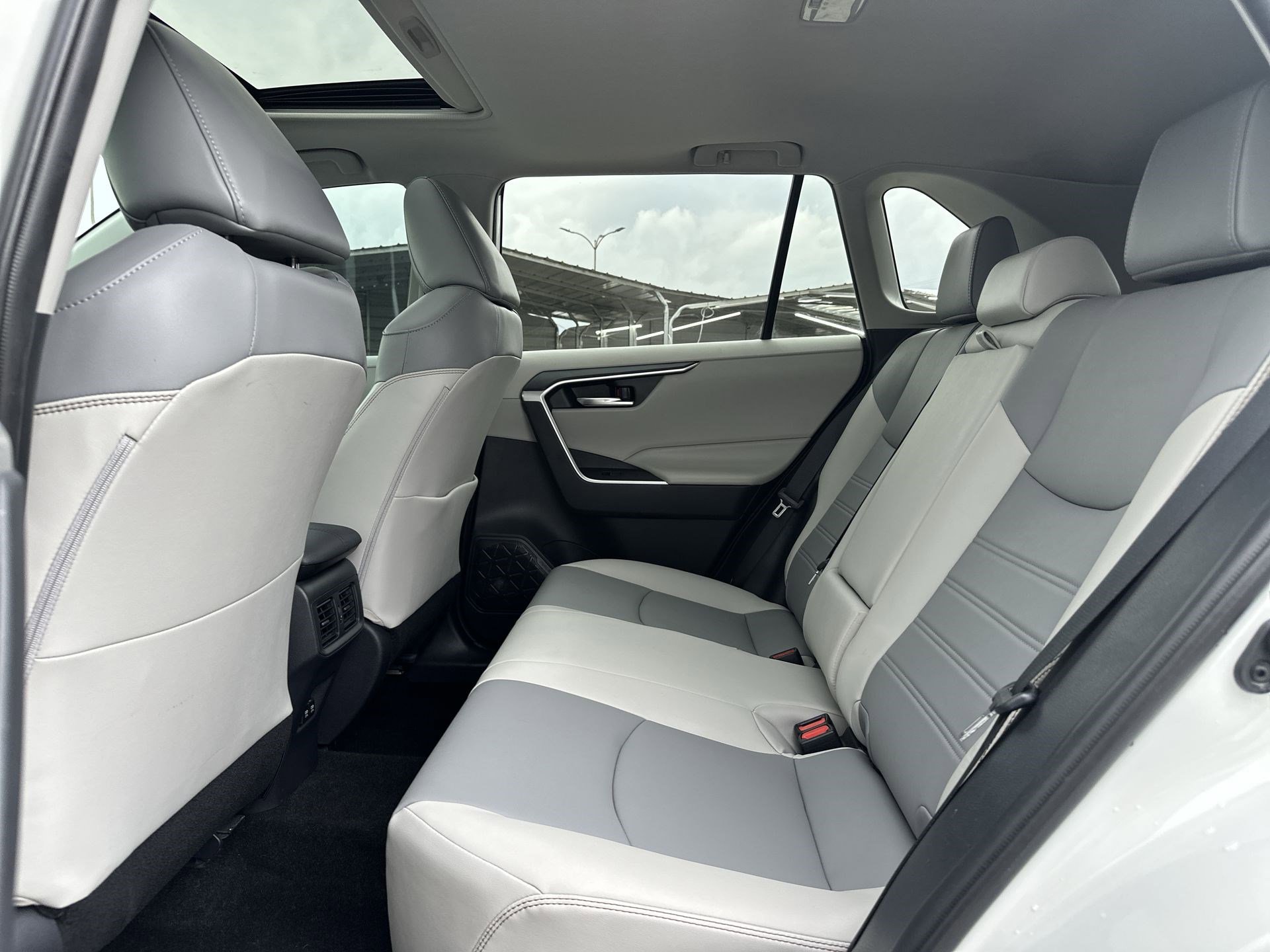 Used 2019 Toyota RAV4 XLE Premium image 23