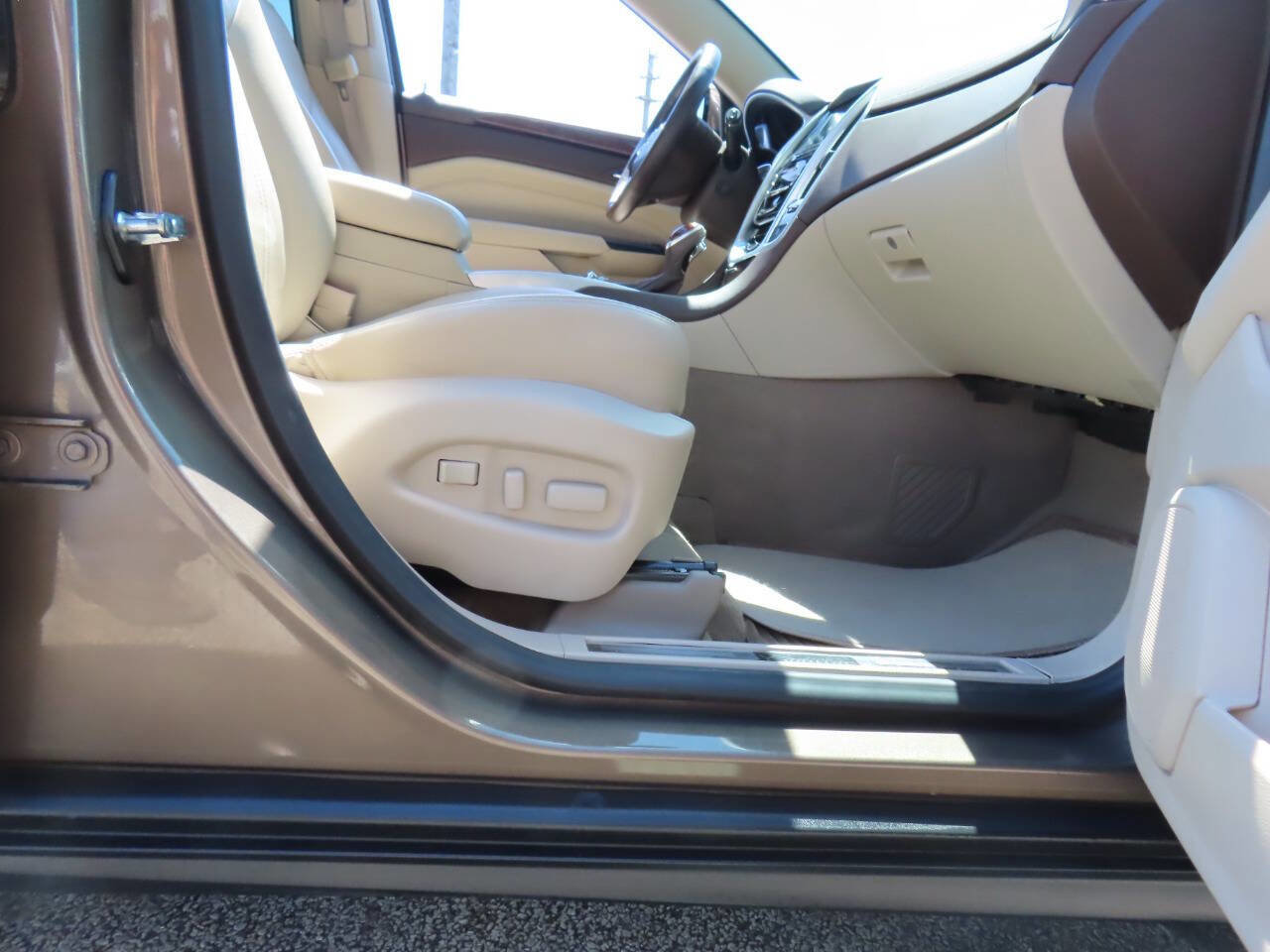 Used 2015 Cadillac SRX Luxury w/ Driver Awareness Package AWD/4WD image 18