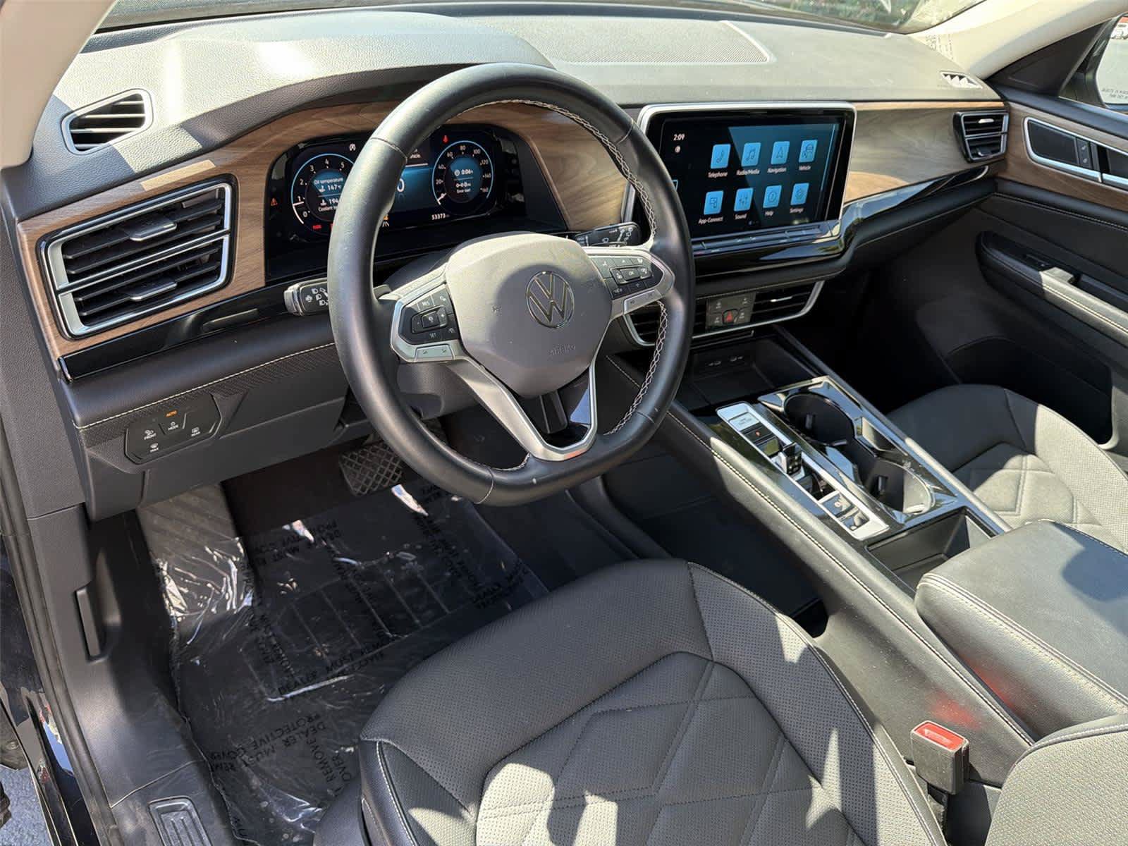 Used 2024 Volkswagen Atlas SE FWD image 2