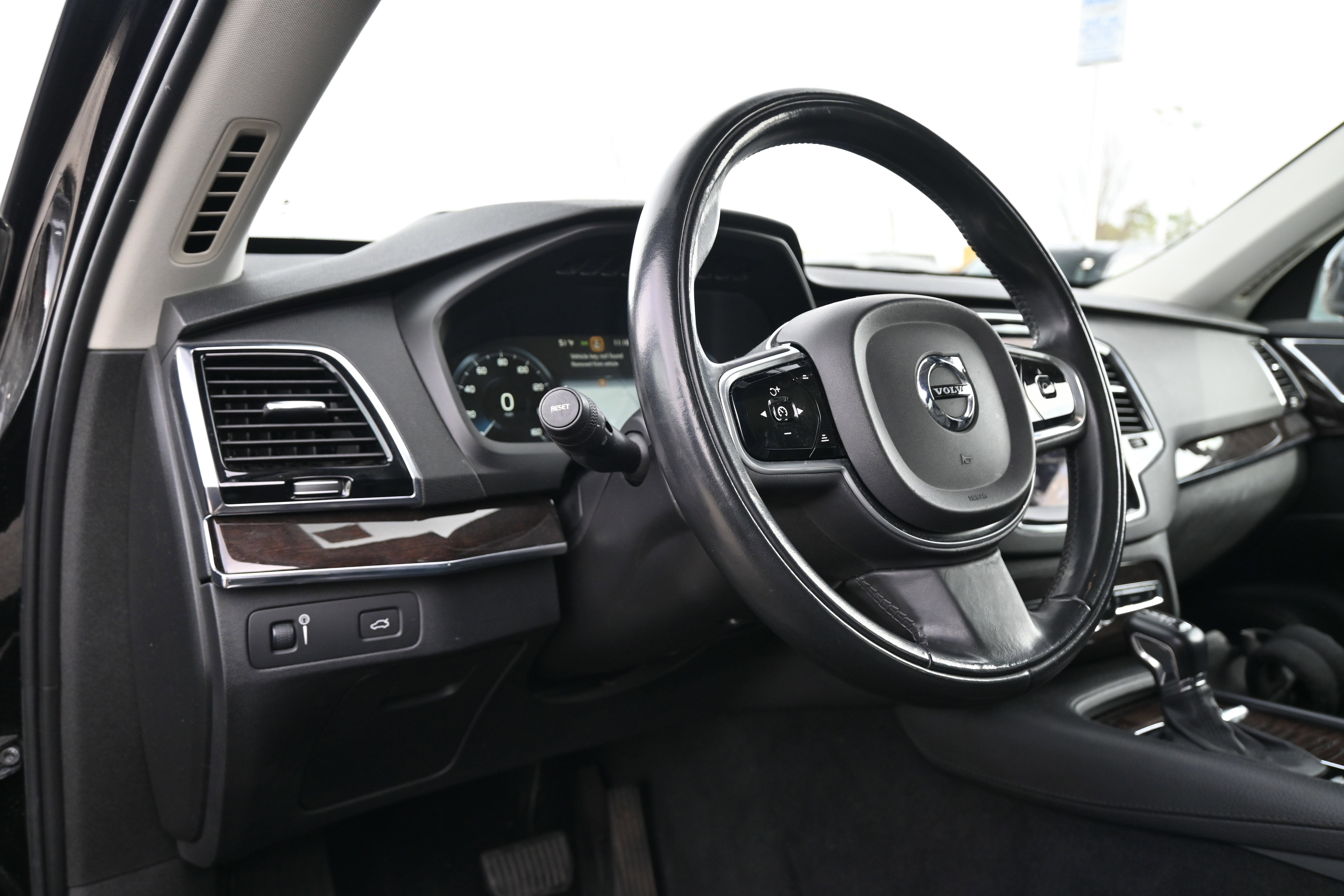 Used 2017 Volvo XC90 T6 Momentum w/ Vision Package image 3