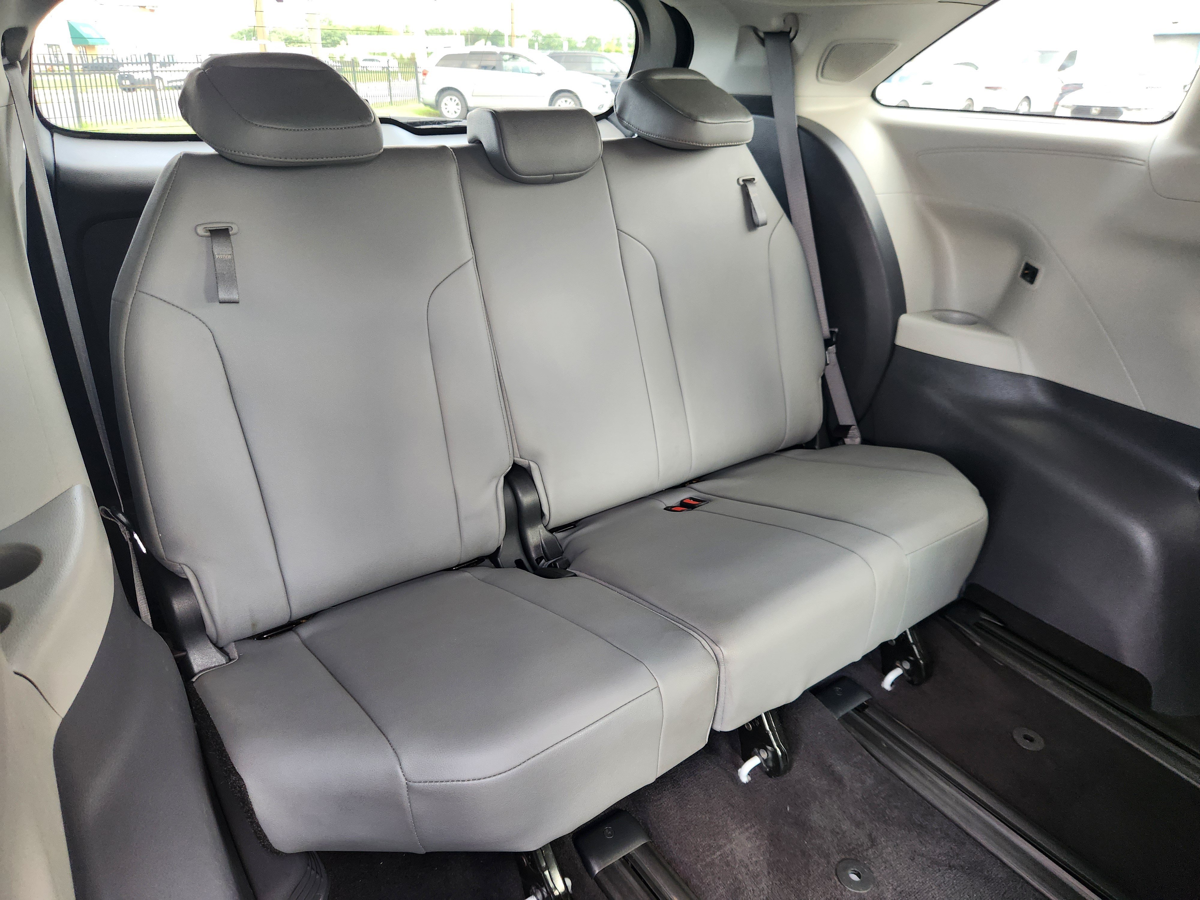 Used 2021 Toyota Sienna XLE w/ XLE Plus Package AWD/4WD image 17