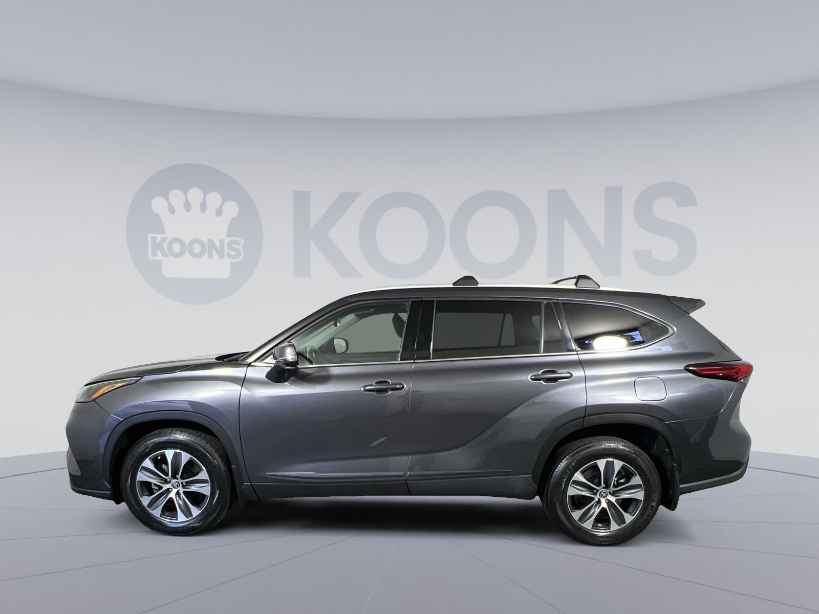 Used 2022 Toyota Highlander XLE AWD/4WD image 7