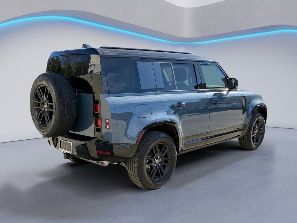 Used 2025 Land Rover Defender 110 X-Dynamic SE image 4