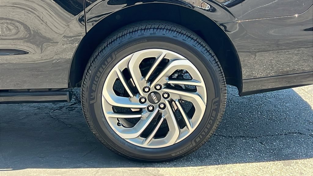 Certified 2025 Lincoln Navigator L Reserve AWD/4WD image 6