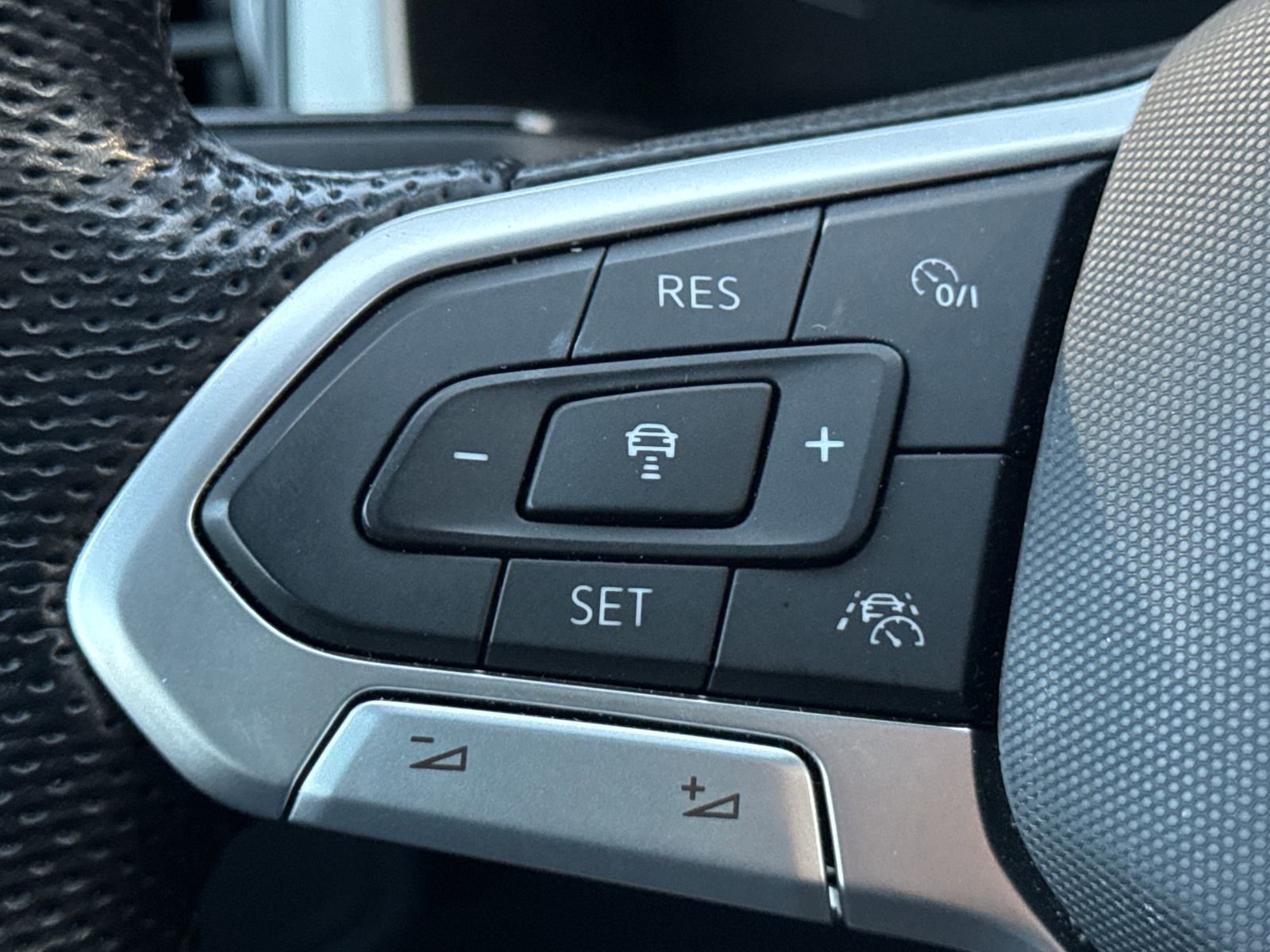 Certified 2023 Volkswagen Atlas Cross Sport SEL Premium R-Line image 32