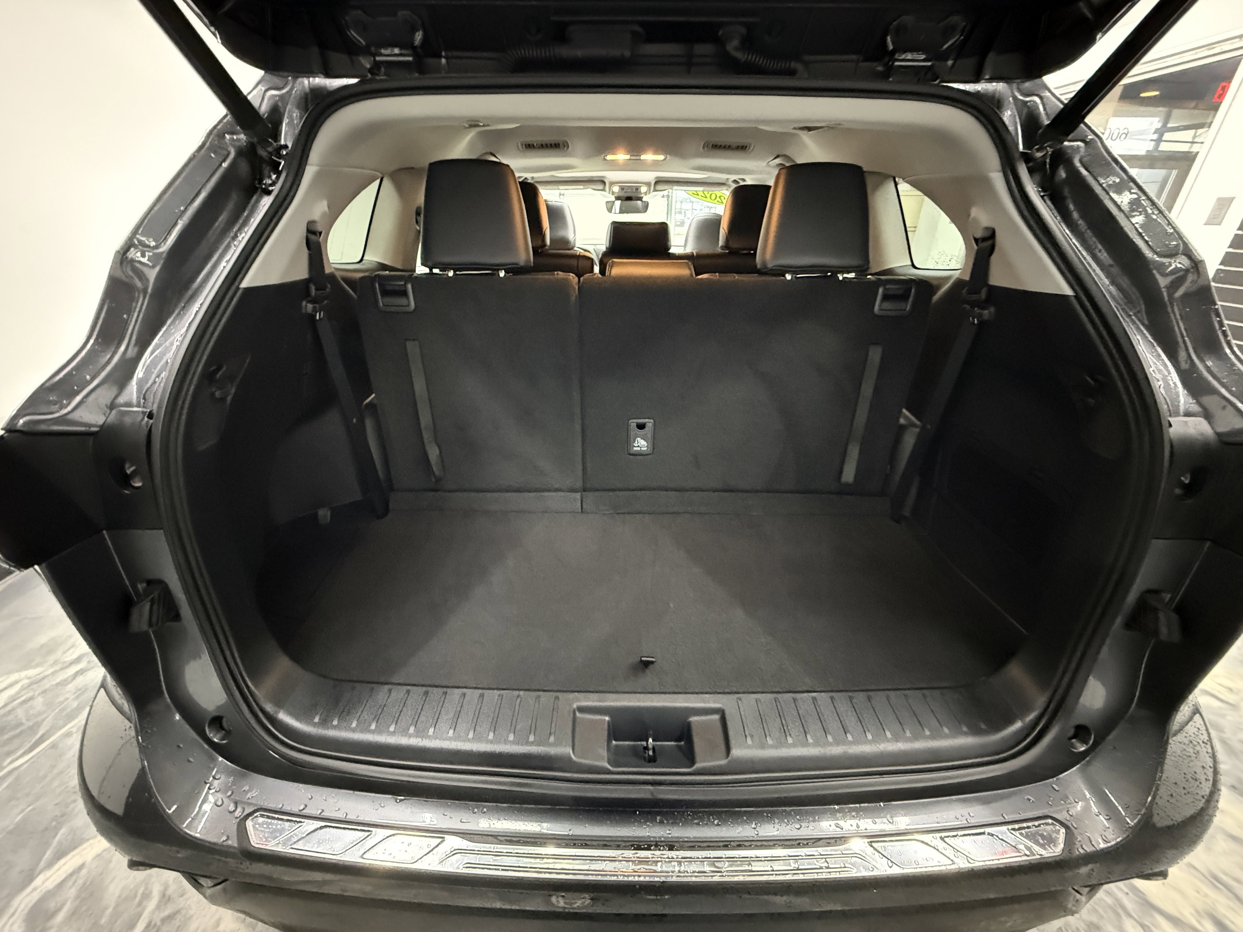 Used 2022 Toyota Highlander XLE AWD/4WD image 26