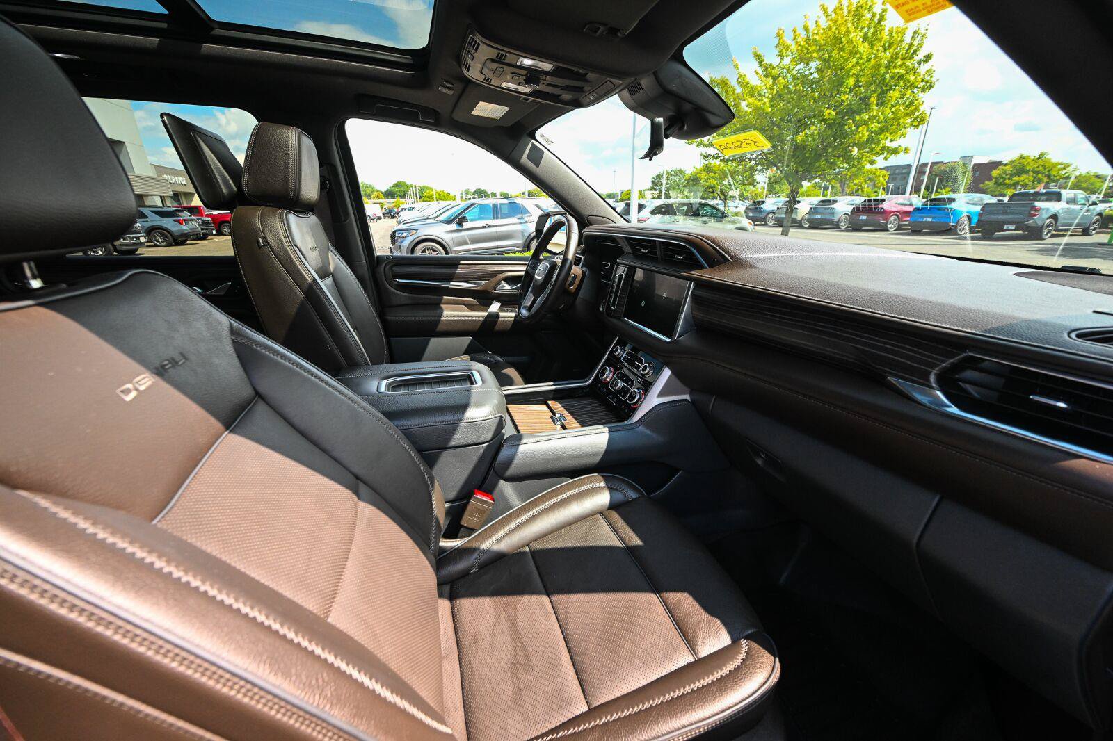 Used 2024 GMC Yukon XL Denali w/ Denali Reserve Package AWD/4WD image 26