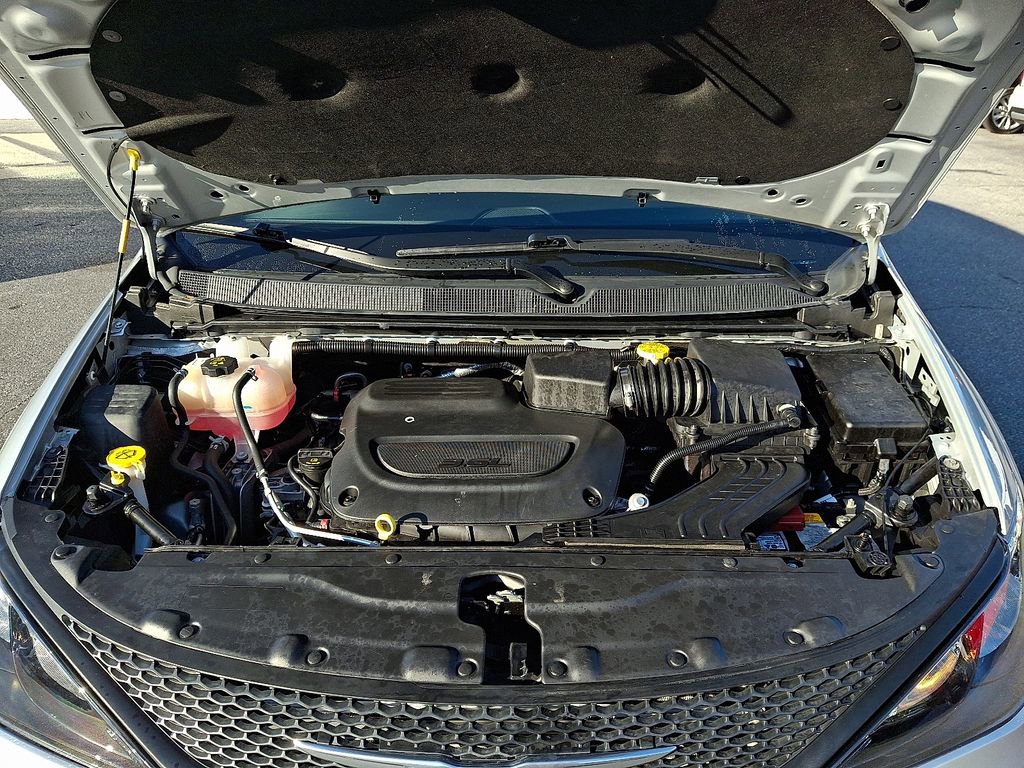 Used 2024 Chrysler Voyager LX image 30