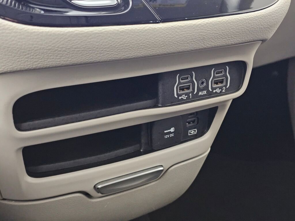 Used 2022 Chrysler Pacifica Touring-L image 30