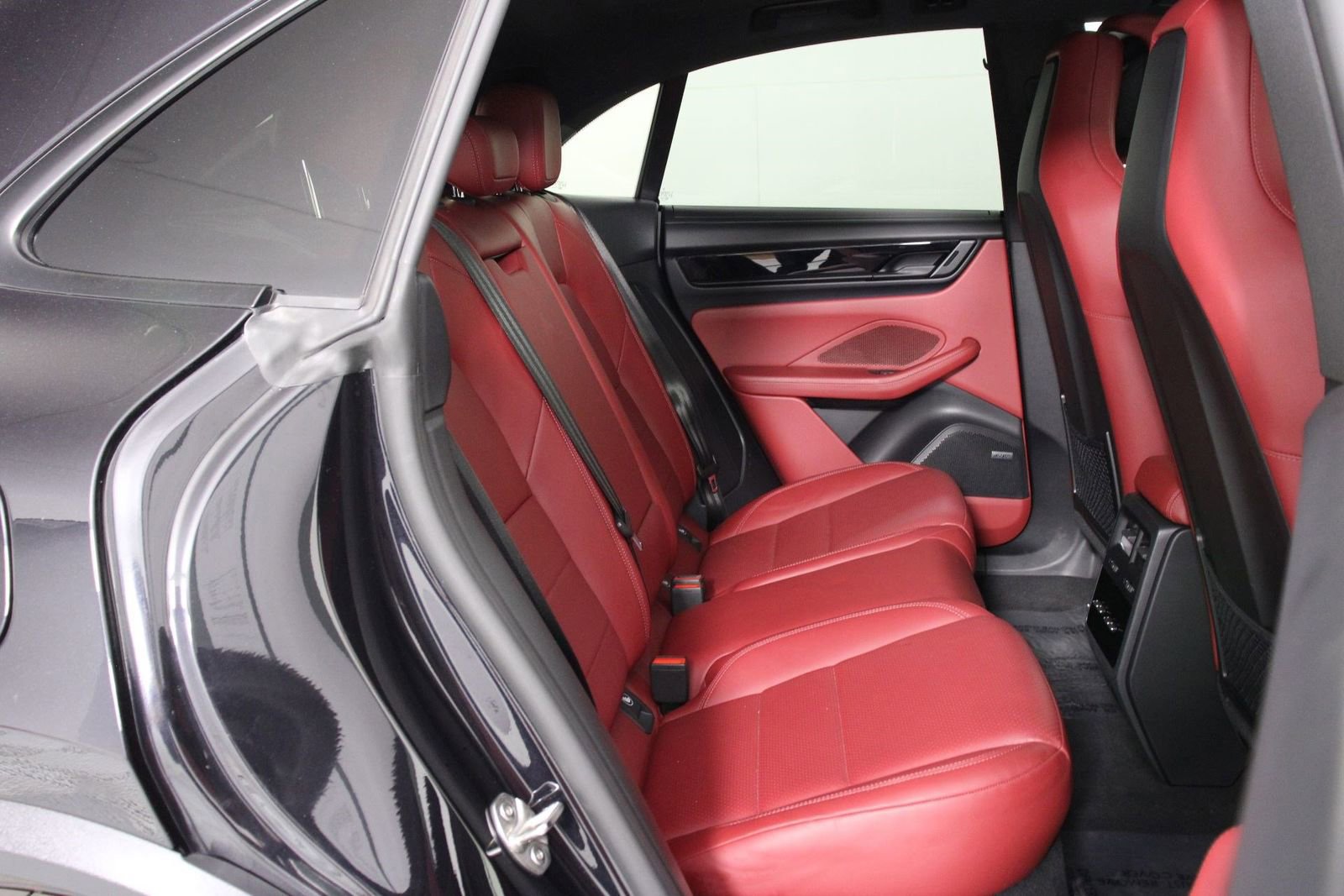 Certified 2025 Porsche Macan 4 Electric image 30