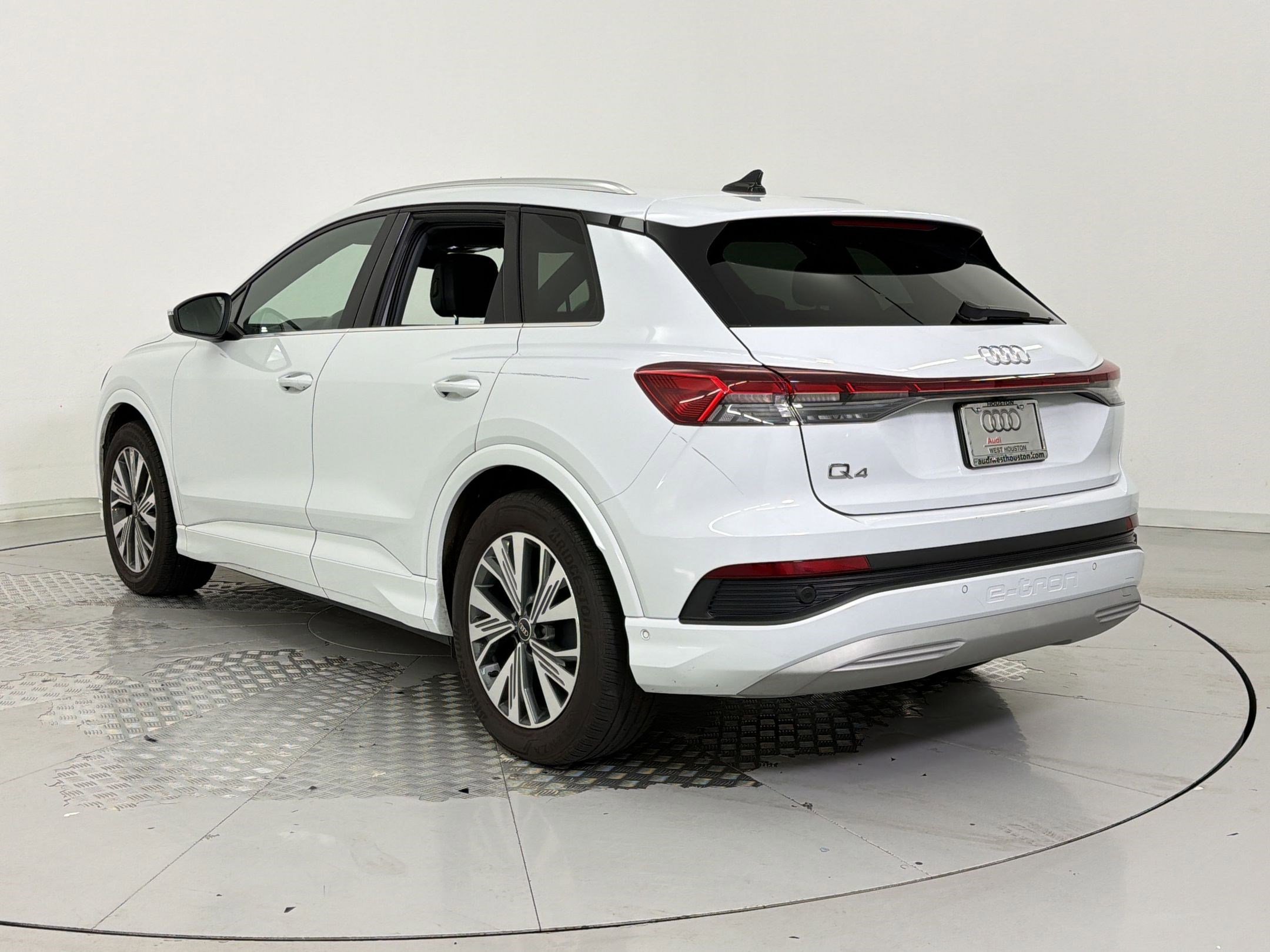 Used 2023 Audi Q4 e-tron Premium Plus w/ Premium Plus RWD image 3