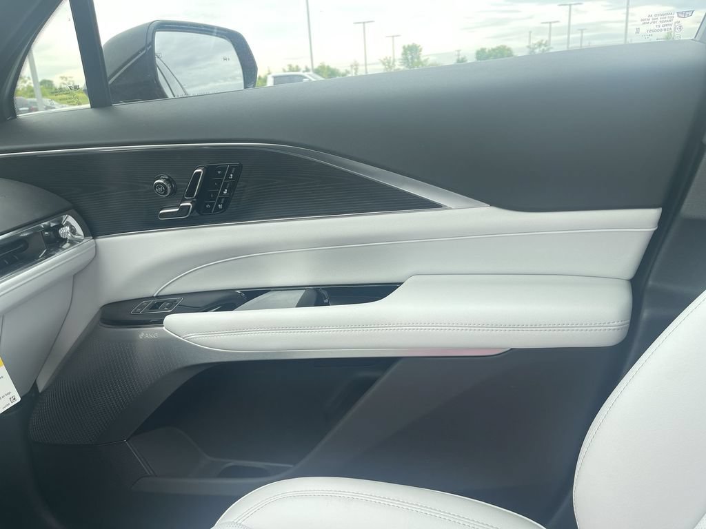Certified 2025 Cadillac Lyriq Luxury AWD/4WD image 32