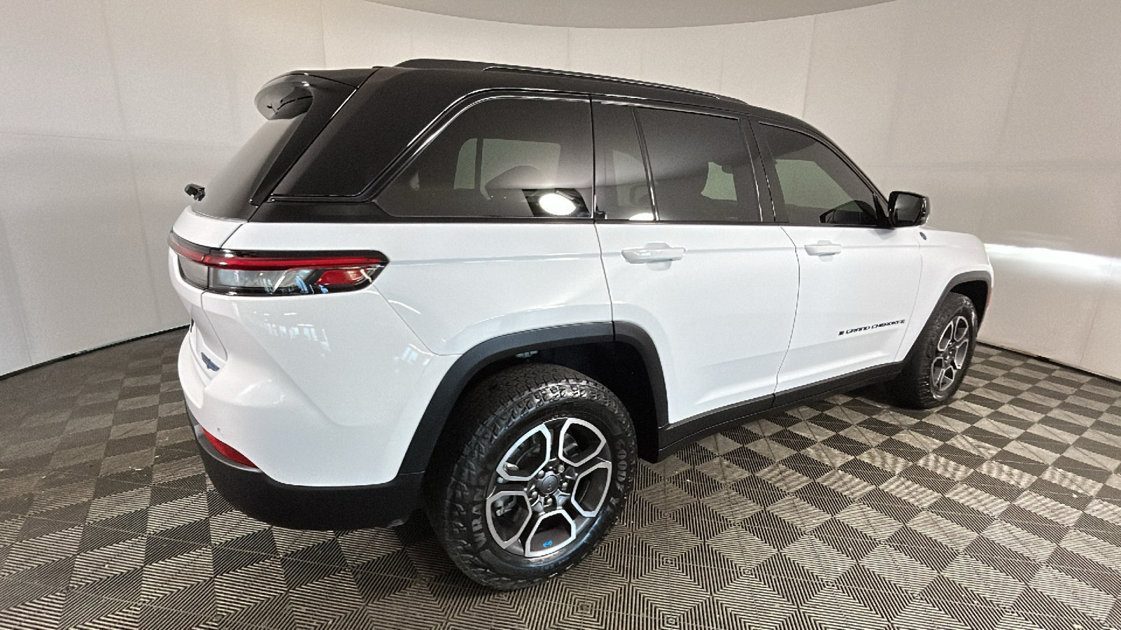 Used 2023 Jeep Grand Cherokee Trailhawk AWD/4WD image 3