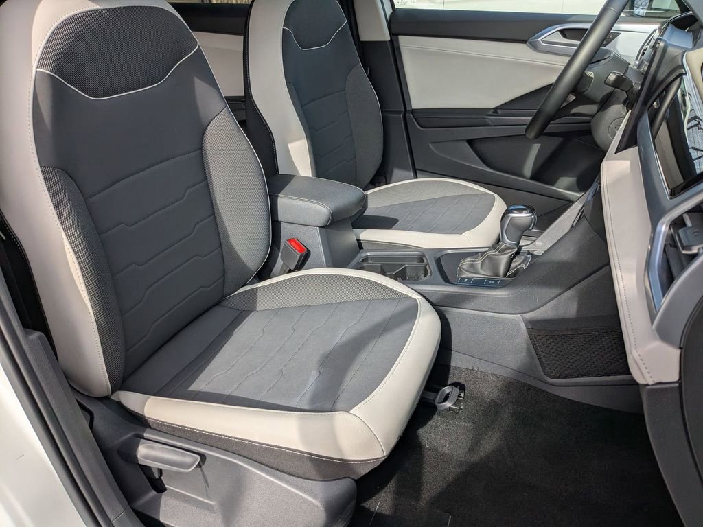 Used 2025 Volkswagen Taos SE image 33