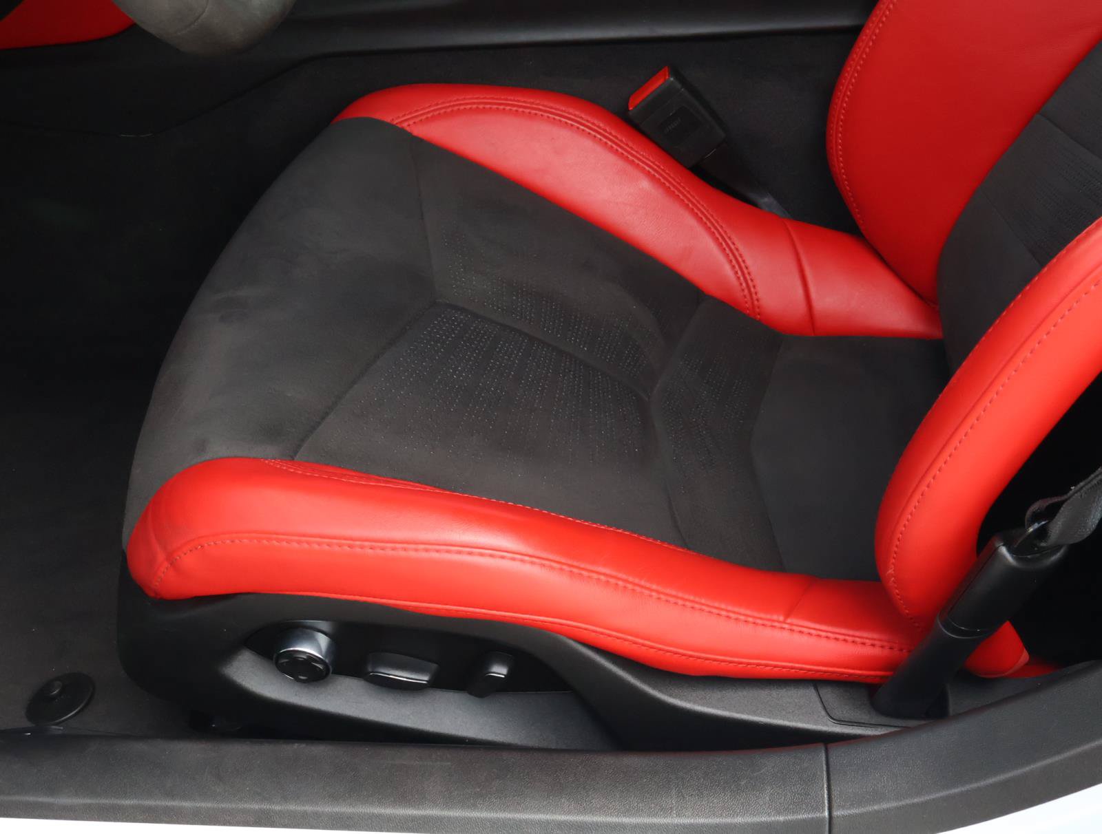 Used 2024 Chevrolet Corvette Stingray Premium Cpe w/ Z51 Performance Package RWD image 13