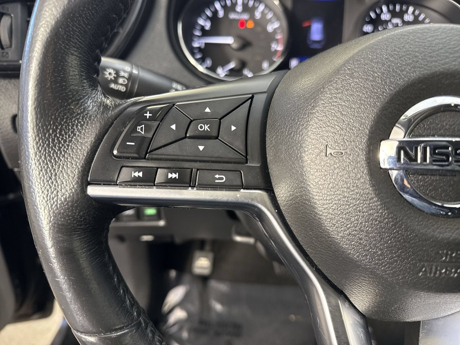 Used 2018 Nissan Rogue SV AWD/4WD image 12