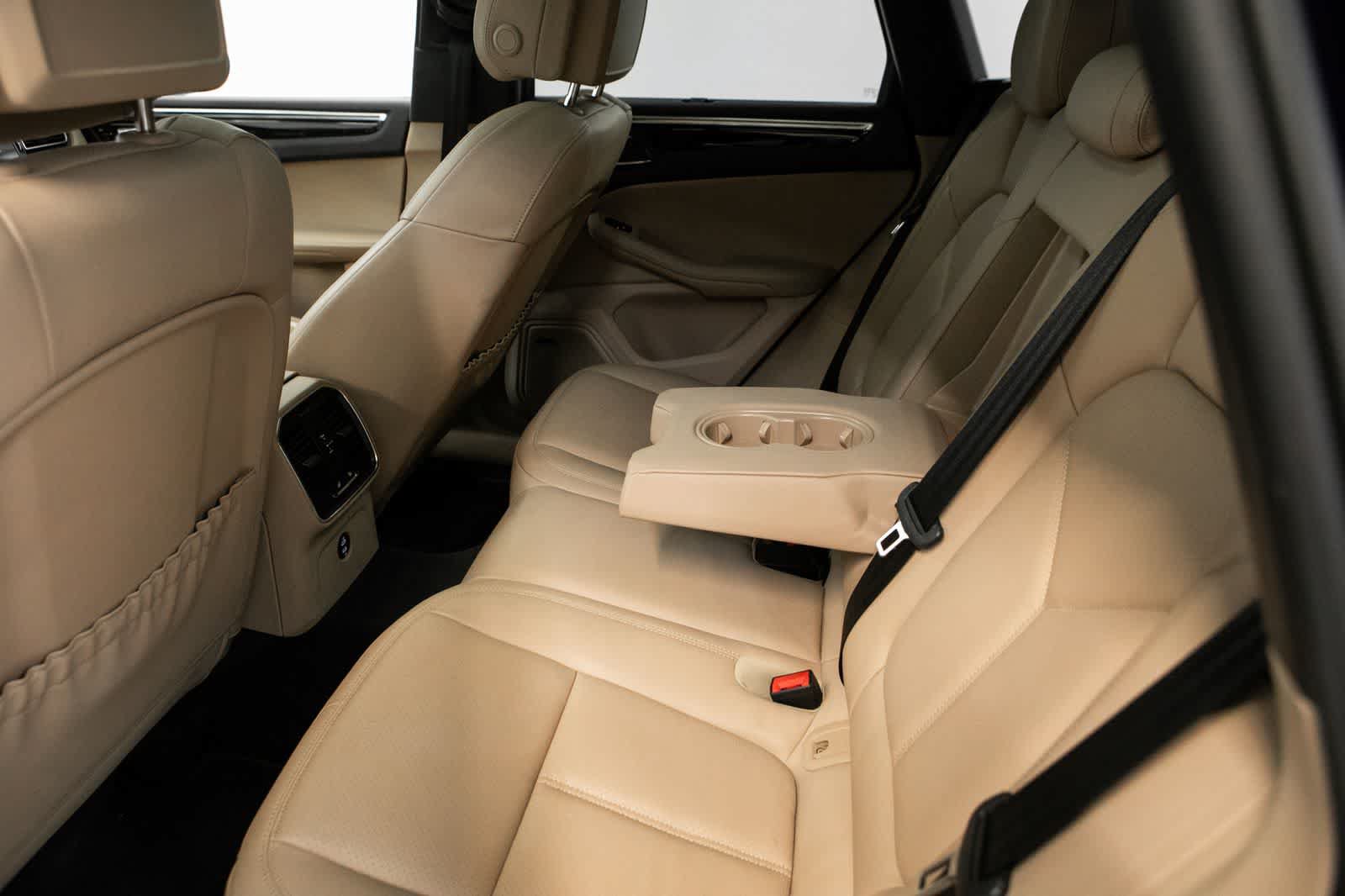 Certified 2024 Porsche Macan AWD/4WD image 32