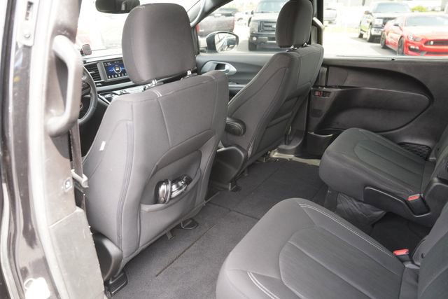 Used 2019 Chrysler Pacifica Touring Plus w/ S Appearance Package FWD image 11
