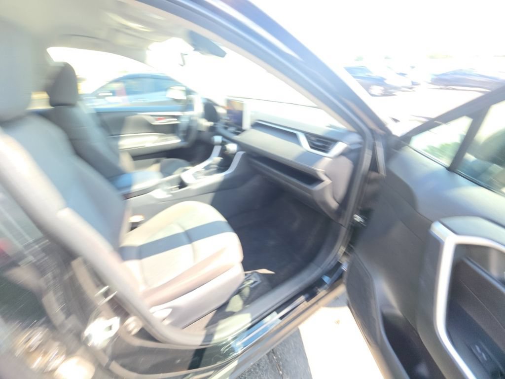 Used 2025 Toyota RAV4 XLE AWD/4WD image 33