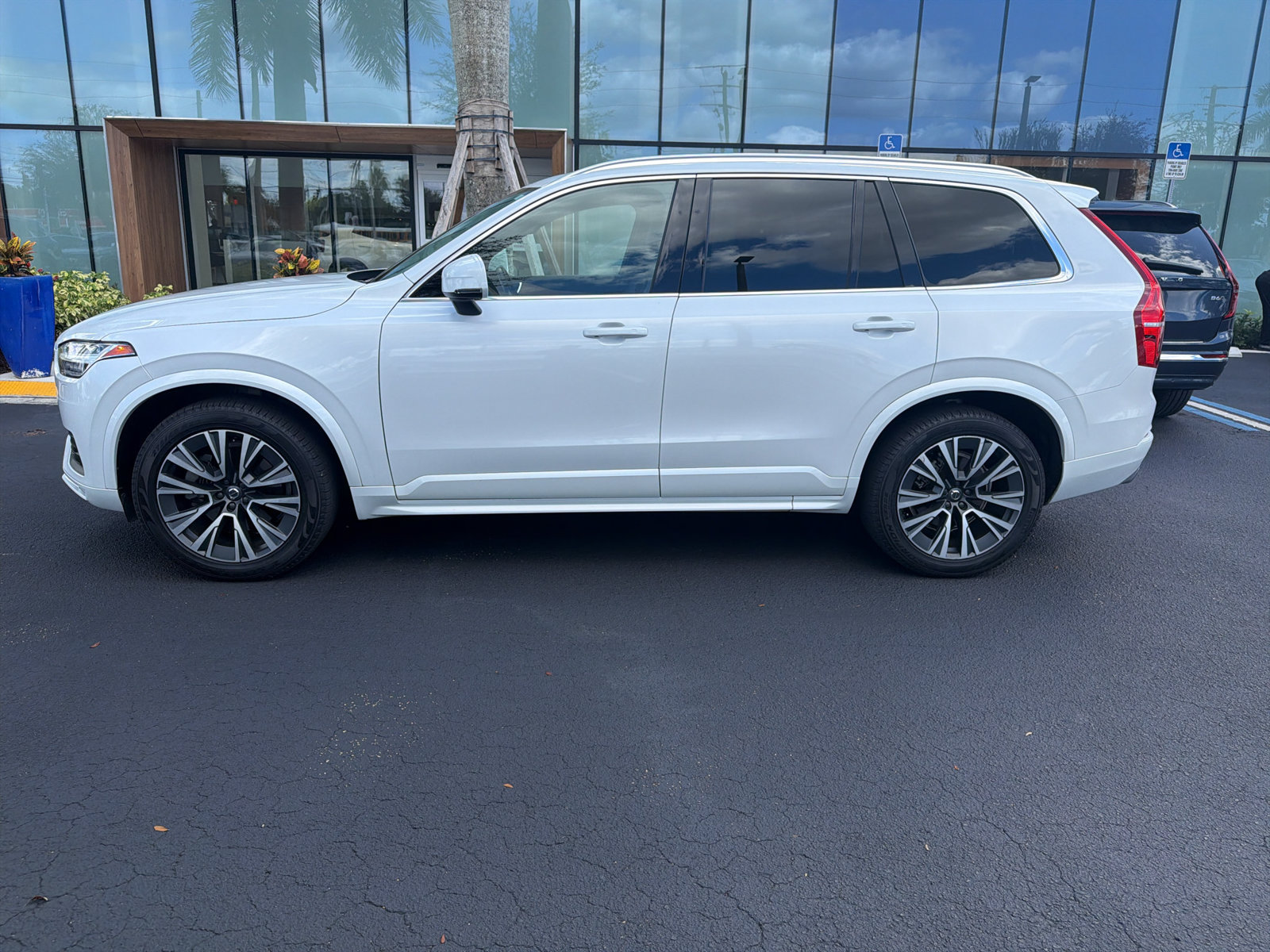 Used 2021 Volvo XC90 T6 Momentum w/ Protection Package Premier AWD/4WD image 3