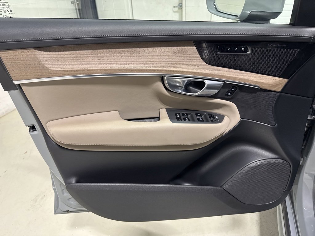 Used 2025 Volvo XC90 B6 Plus image 12