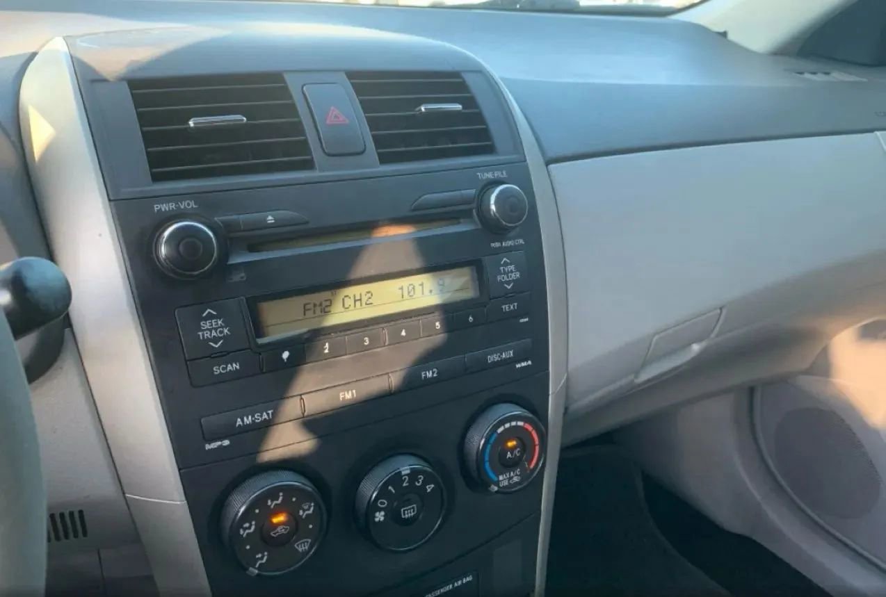 Used 2010 Toyota Corolla LE image 11