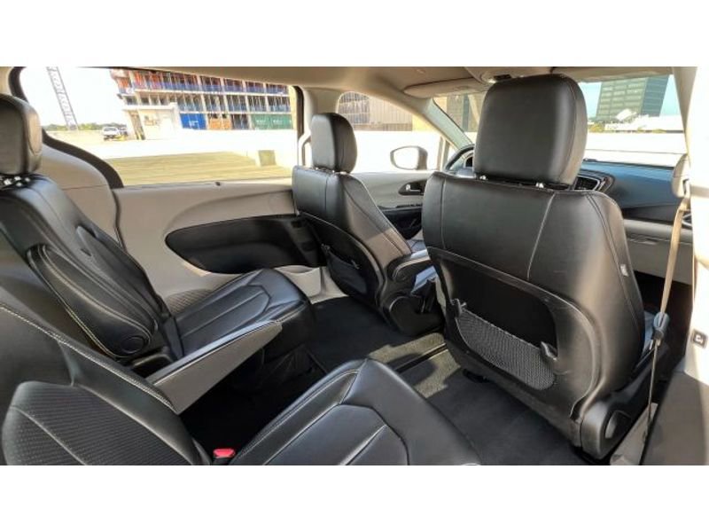 Used 2020 Chrysler Voyager Lxi image 17