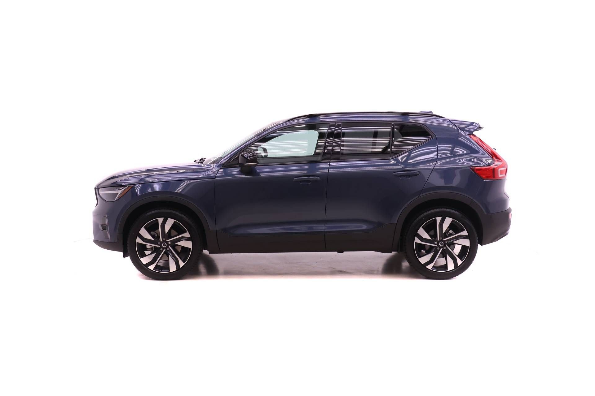 New 2026 Volvo XC40 B5 Plus w/ Protection Package Premier AWD/4WD image 3
